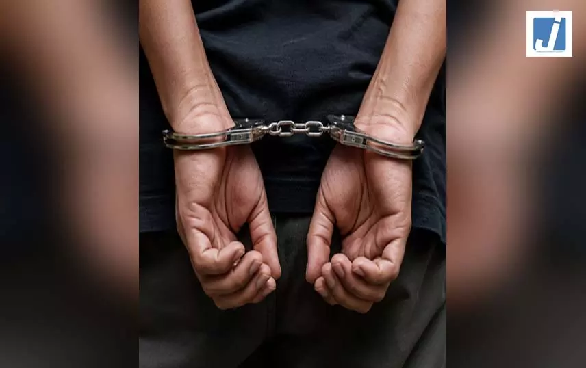 TMC के दो नेताओं की गिरफ्तारी, रंगदारी, भ्रष्टाचार और धमकी देने के आरोप TMC के दो नेताओं की गिरफ्तारी, रंगदारी, भ्रष्टाचार और धमकी देने के आरोप