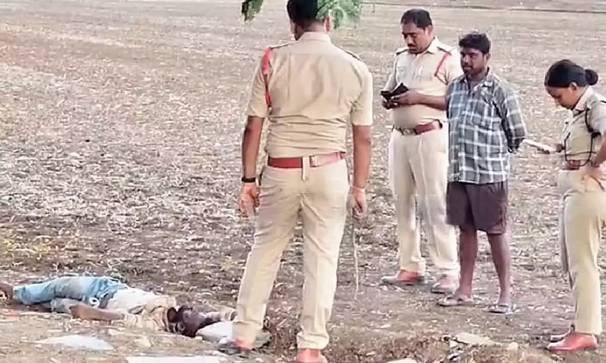 Andhra: अज्ञात युवक की संदिग्ध मौत से नंद्याल के बाहरी इलाके में दहशत फैल गई Andhra: अज्ञात युवक की संदिग्ध मौत से नंद्याल के बाहरी इलाके में दहशत फैल गई