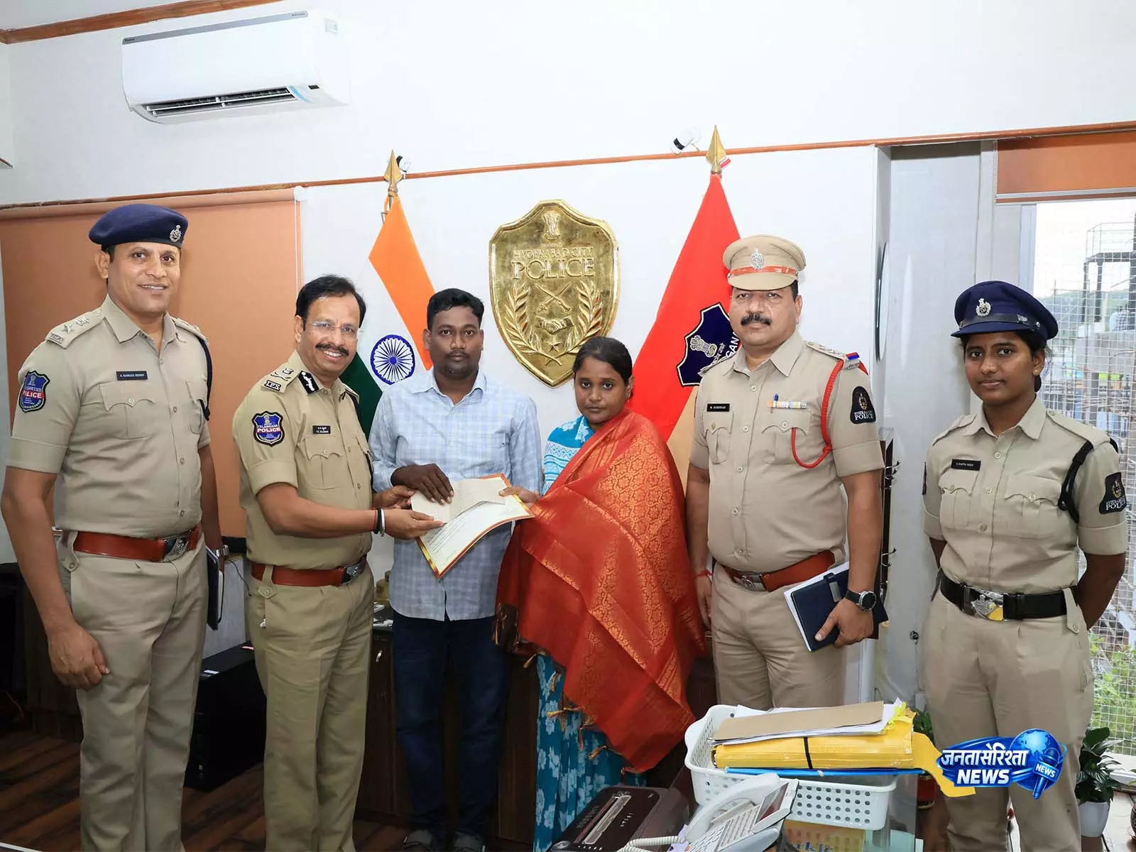 Hyderabad में पुलिस कमिश्नर ने दंपति को किया सम्मानित, नाबालिग बच्ची को बचाने में निभाई अहम भूमिका