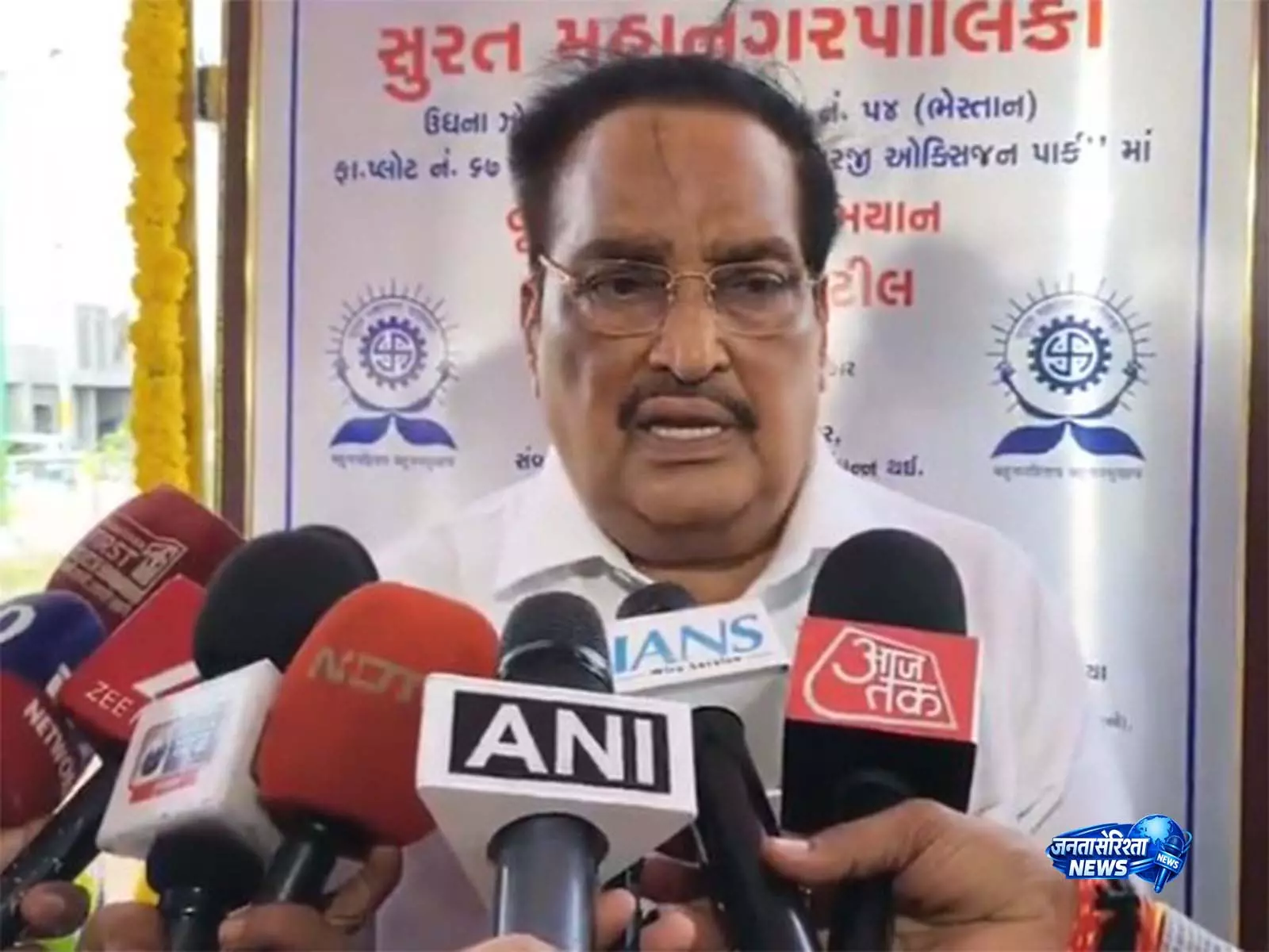 CR Patil ने सूरत में वृक्षारोपण अभियान का नेतृत्व किया, कहा- पीएम मोदी का आह्वान प्रेरणादायक CR Patil ने सूरत में वृक्षारोपण अभियान का नेतृत्व किया, कहा- पीएम मोदी का आह्वान प्रेरणादायक