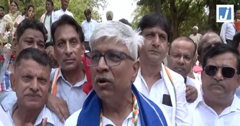 हमें बराबर का सम्मान और हिस्सेदारी चाहिए, उत्तर प्रदेश में गठबंधन को लेकर कांग्रेस ने उठाई मांग हमें बराबर का सम्मान और हिस्सेदारी चाहिए, उत्तर प्रदेश में गठबंधन को लेकर कांग्रेस ने उठाई मांग