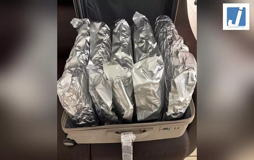 एयरपोर्ट पर 11 करोड़ का हाइड्रोपोनिक गांजा बरामद, बैंकाक से आया यात्री गिरफ्तार एयरपोर्ट पर 11 करोड़ का हाइड्रोपोनिक गांजा बरामद, बैंकाक से आया यात्री गिरफ्तार