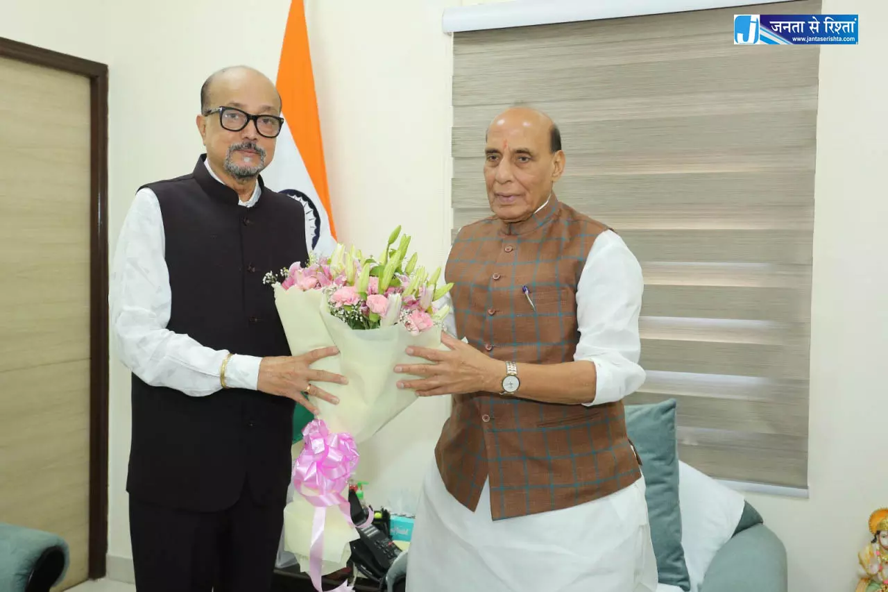 राज्यपाल डेका ने रक्षा मंत्री राजनाथ सिंह से की सौजन्य भेंट राज्यपाल डेका ने रक्षा मंत्री राजनाथ सिंह से की सौजन्य भेंट
