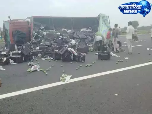BREAKING: दिल्ली-मुंबई एक्सप्रेसवे पर आम से भरा ट्रक पलटा, ड्राइवर घायल BREAKING: दिल्ली-मुंबई एक्सप्रेसवे पर आम से भरा ट्रक पलटा, ड्राइवर घायल