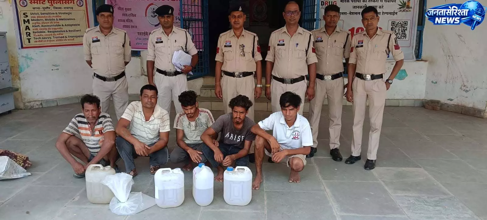 अवैध महुआ शराब पर पुलिस की बड़ी कार्रवाई, 35 लीटर शराब के साथ 5 आरोपी गिरफ्तार अवैध महुआ शराब पर पुलिस की बड़ी कार्रवाई, 35 लीटर शराब के साथ 5 आरोपी गिरफ्तार