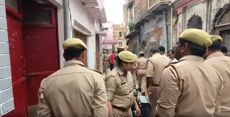 राम मंदिर गबन: पुलिस ने टीनू यादव के घर से गहने, दस्तावेज बरामद किए राम मंदिर गबन: पुलिस ने टीनू यादव के घर से गहने, दस्तावेज बरामद किए