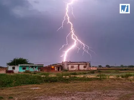 खेत में काम कर रहे परिवार पर गिरी बिजली, युवती की मौत, 6 घायल खेत में काम कर रहे परिवार पर गिरी बिजली, युवती की मौत, 6 घायल