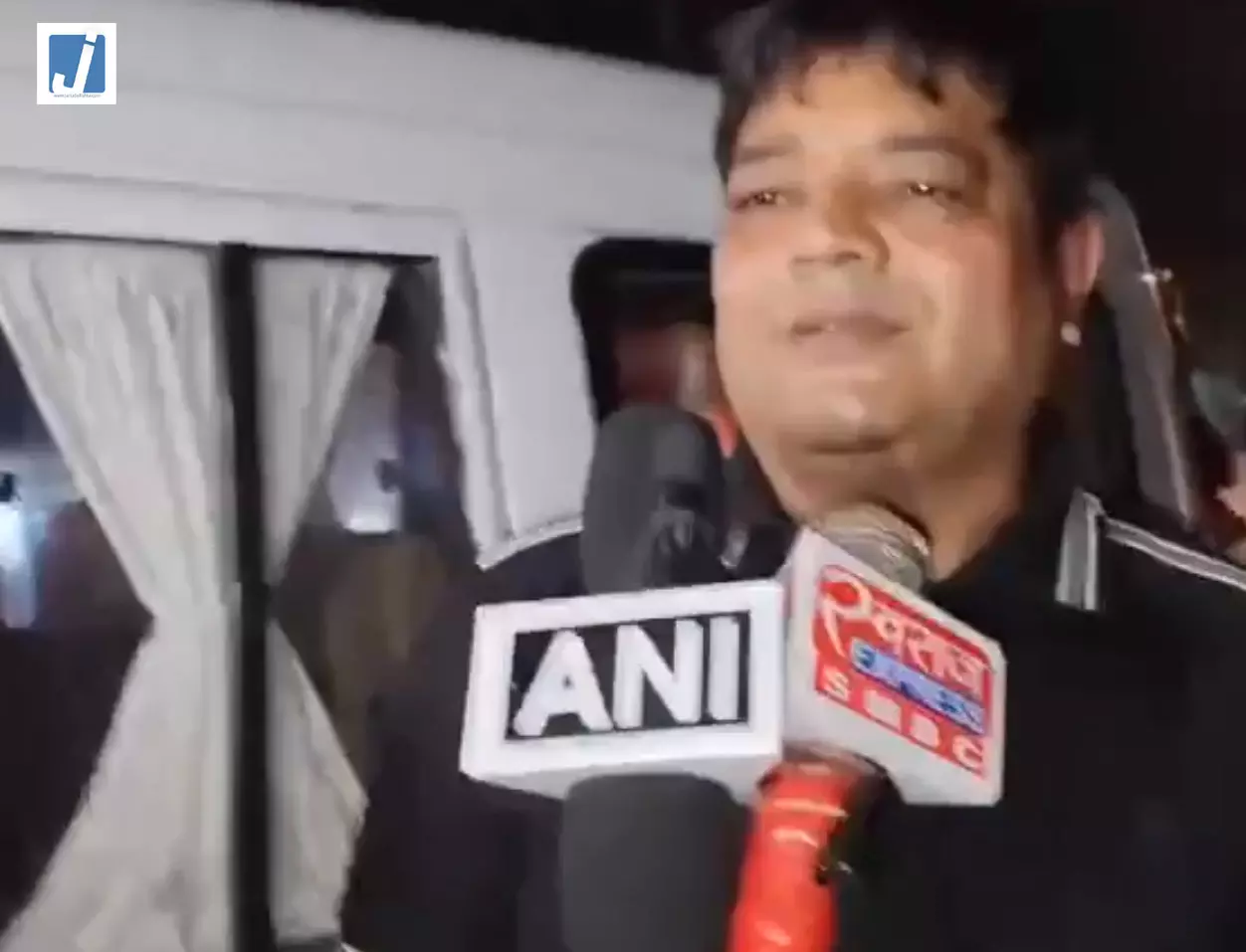 ट्रांसफॉर्मर फटने से लगी आग में एक की मौत, ग्रामीणों ने किया सड़क जाम ट्रांसफॉर्मर फटने से लगी आग में एक की मौत, ग्रामीणों ने किया सड़क जाम