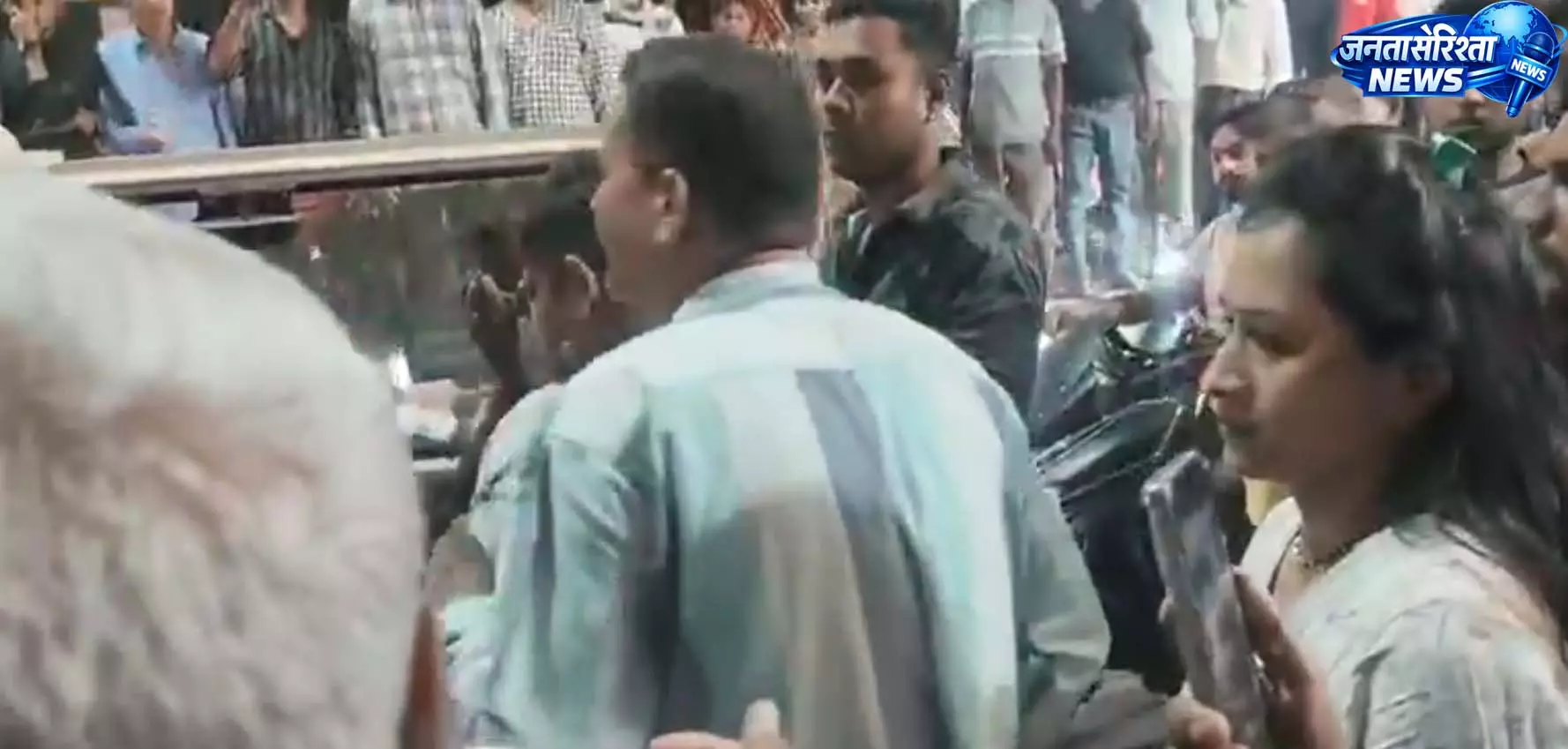 लॉज और मिठाई दुकान की आड़ में सेक्स रैकेट का भंडाफोड़, 3 युवतियों सहित 7 हिरासत में लॉज और मिठाई दुकान की आड़ में सेक्स रैकेट का भंडाफोड़, 3 युवतियों सहित 7 हिरासत में