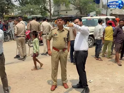 सरकारी जमीन पर बना दो मंजिला अवैध भवन ध्वस्त, प्रशासन की बड़ी कार्रवाई सरकारी जमीन पर बना दो मंजिला अवैध भवन ध्वस्त, प्रशासन की बड़ी कार्रवाई