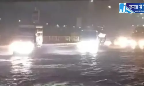 सड़कें जलमग्न, ट्रैफिक ठप, मुंबई में हुई जमकर बारिश