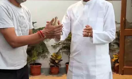 Delhi कृषि मंत्री ने बचाई मोर के बच्चे की जान