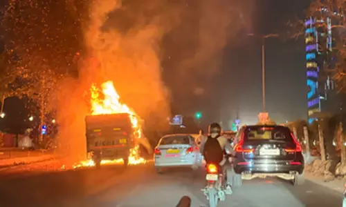 Gurugram: गुरुग्राम में सड़क पर जलता ट्रक, लोगों में दहशत