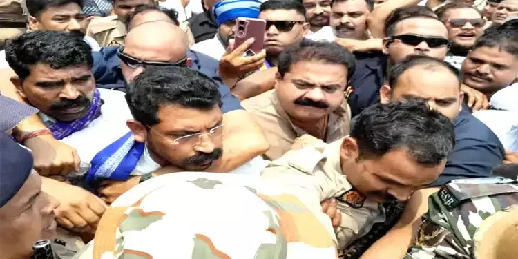 Haridwar: टिहरी मार्ग पर पुलिस और नेताओं के बीच टकराव, टिहरी जाने से रोकने पर जताया विरोध