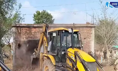 नकटी में JCB लेकर पहुंचा प्रशासन, भारी फोर्स तैनात