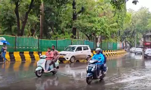 मुंबई में एक घंटे की बारिश से कई हिस्सों में जलभराव से जनजीवन प्रभावित मुंबई में एक घंटे की बारिश से कई हिस्सों में जलभराव से जनजीवन प्रभावित