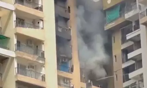 AC फटा, बहुमंजिला इमारत में लगी आग, आसमान में छाया काला धुआं
