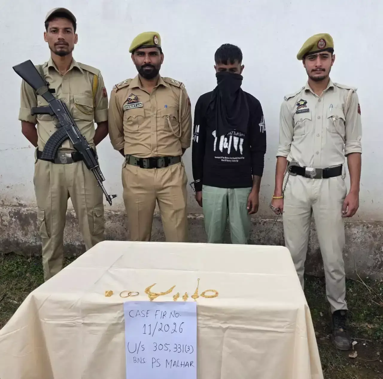 Kathua: पुलिस ने 11 लाख के सोने के गहनों के साथ आरोपी को पकड़ा