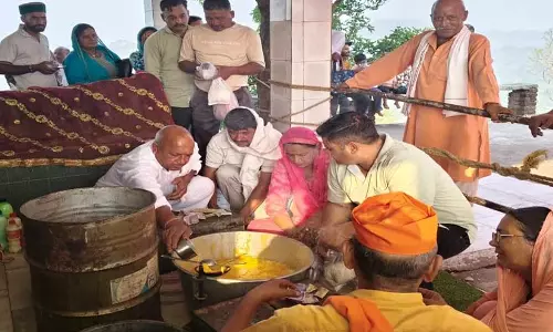 Nahan: मां त्रिभुवनी मंदिर में श्रद्धालुओं ने मांगा सुख-समृद्धि का आशीर्वाद