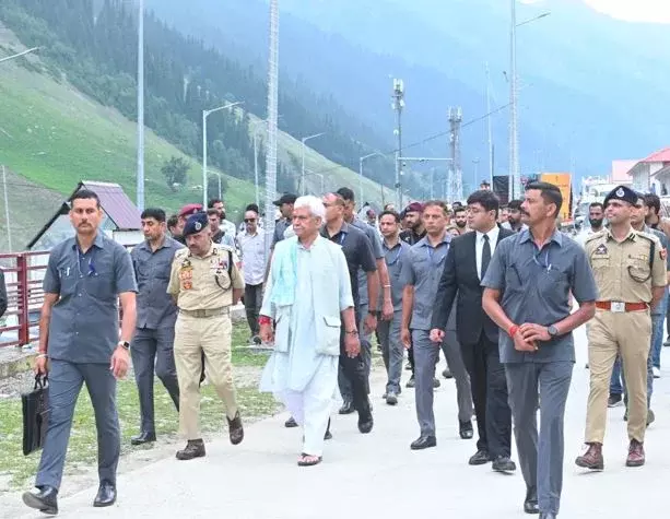 Baltal: बालटाल में यात्रा व्यवस्थाओं का निरीक्षण करने पहुंचे उपराज्यपाल