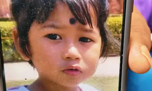 New Delhi: ऊंची इमारत से गिरने से चार वर्षीय बच्ची की जान गई, मां लौटी तो नीचे खून से लथपथ मिली बेटी