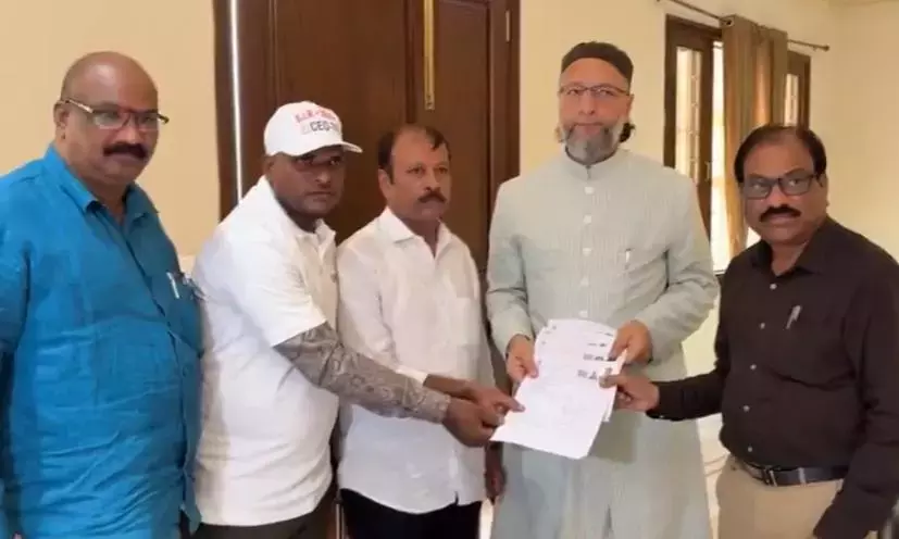 Telangana: असदुद्दीन औवेसी ने भरा गणना फॉर्म