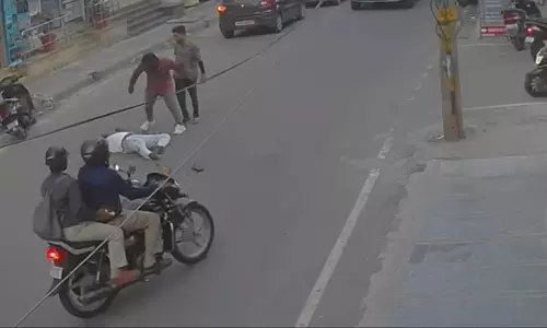 CCTV में पुलिसवाले एक बदमाश की हत्या देखते हुए और मौके से जाते हुए दिखे