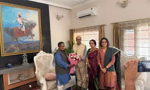 गुलाब चंद कटारिया और राज्यपाल रमन डेका मिले