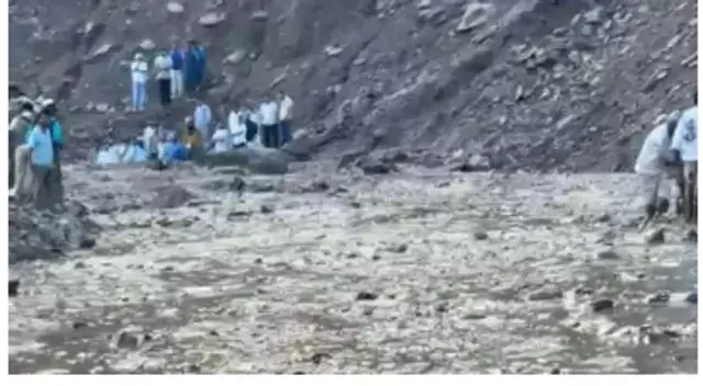 Rajouri: मूसलाधार बारिश का कहर, मुगल रोड पर फंसे सैकड़ों वाहन