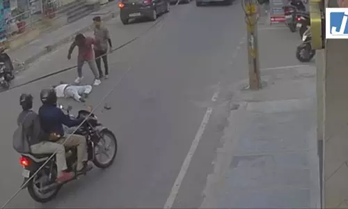 हिस्ट्रीशीटर की हत्या के दौरान घटनास्थल से गुजरते दिखे दो पुलिसकर्मी, घटना सीसीटीवी में कैद