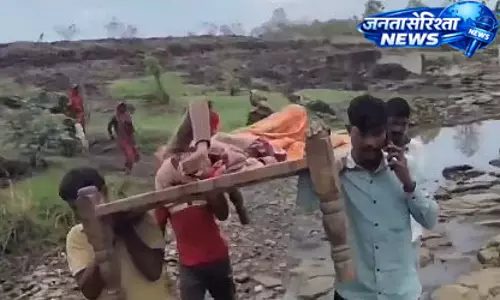 Chhindwara : नदी पार करते समय महिला ने दिया बच्चे को जन्म