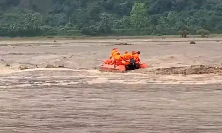 Assam: जोनाई में अचानक आई बाढ़ में 15 से ज्यादा लोग फंसे, 100 मवेशी फंसे