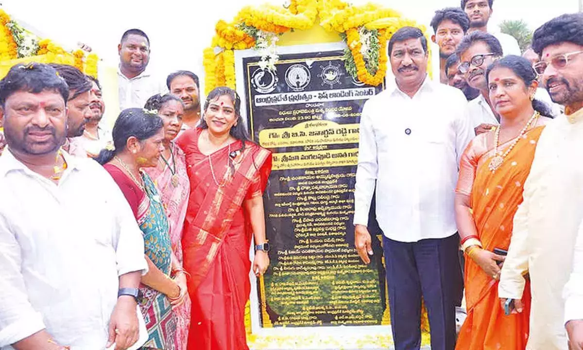 Andhra: मंत्रियों ने पयाकारोपेटा में दो मछली लैंडिंग केंद्रों की नींव रखी