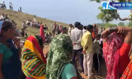 आम पेड़ के नीचे किसान की मौत, मौसम बदलते ही आसमान से गिरी गाज