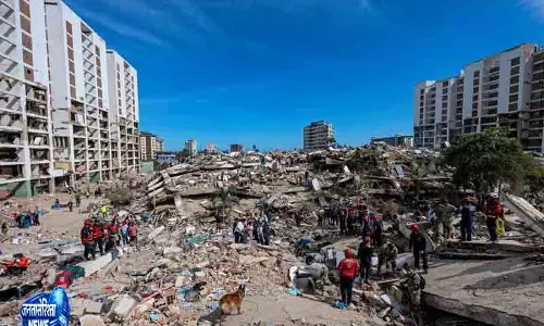 Venezuela भूकंप: 4 दिन बाद पिता-पुत्र मलबे से सुरक्षित निकाले गए Venezuela भूकंप: 4 दिन बाद पिता-पुत्र मलबे से सुरक्षित निकाले गए