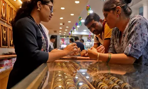 क्यों बेच रहे हैं लोग घर में रखा  Gold