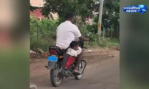 Karnataka : चलती बाइक के लगेज बॉक्स में बच्चे को बैठाकर ले गया पिता