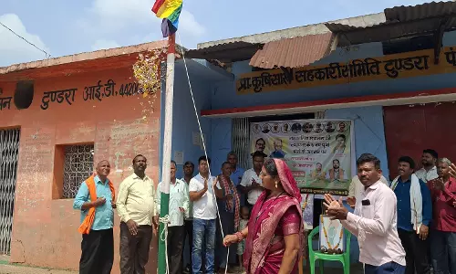 समितियों में ध्वजारोहण कर किया गया सहकारिता सप्ताह का शुभारंभ