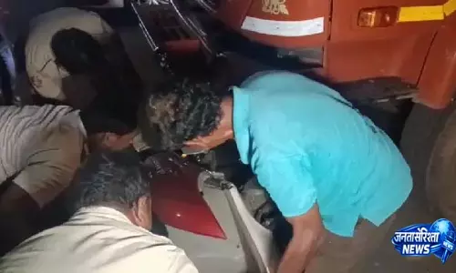 Bhubaneswar में तेज रफ्तार हाइवा ट्रक ने स्कूटर को टक्कर मार 1 किलोमीटर तक घसीटा
