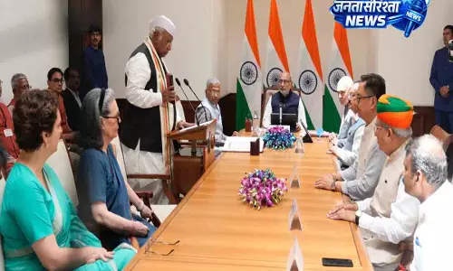 शपथ लेकर बोले मल्लिकार्जुन खड़गे- सरकार को जवाबदेह ठहराते रहेंगे