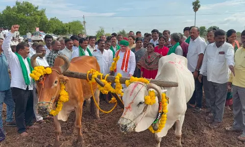 Telangana के मंत्री ने एरुवाका पूर्णिमा के मौके पर खेत जोता और बीज बोए