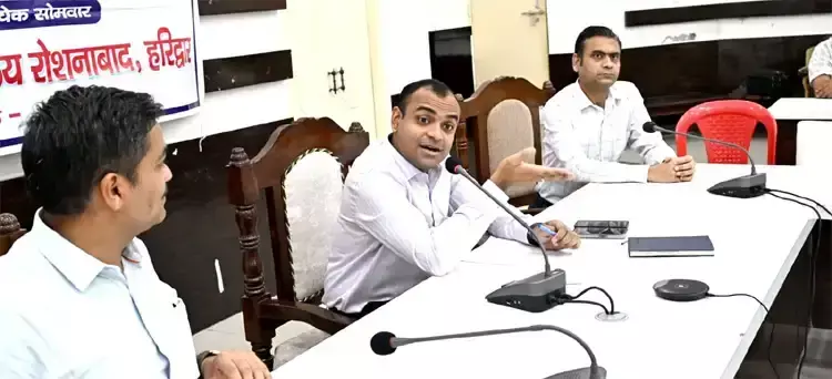 Haridwar: डीएम ने अधिकारियों को मानसून से पहले सभी तैयारियां समय पर पूरी करने के निर्देश दिए