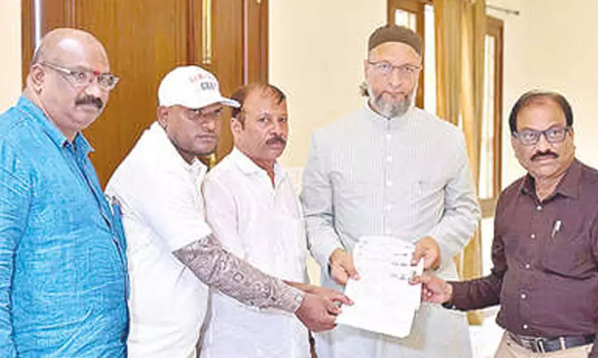 Telangana: असदुद्दीन ओवैसी ने एसआईआर गणना फॉर्म जमा किया