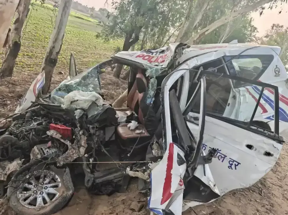 Sirsa: पेड़ से टकराई पुलिस की गाड़ी, तीन जवान घायल