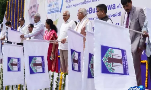CM भूपेंद्र पटेल ने वडोदरा में पांडेबस सर्विस के तहत 30 इलेक्ट्रिक बसों को हरी झंडी दिखाई