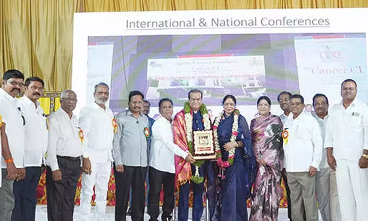Telangana: येन्नम ने डॉ. विजयानंद को पद्म श्री पुरस्कार से सम्मानित किया