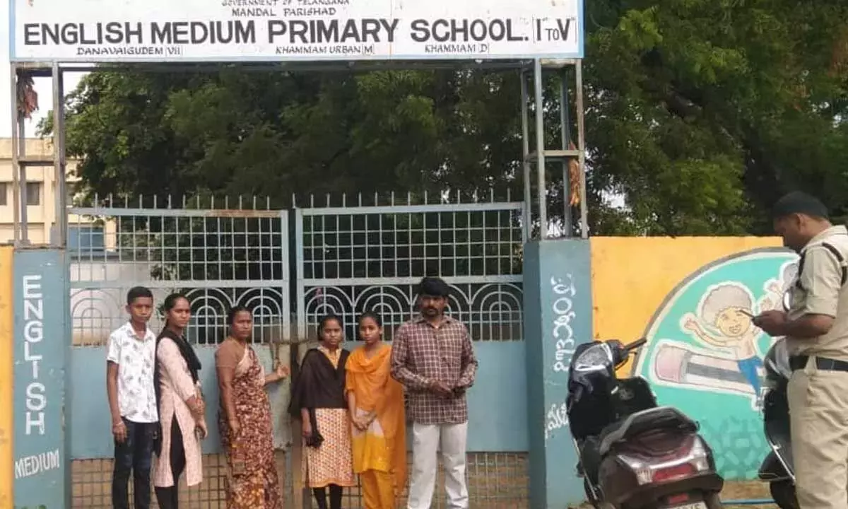 लंबित बकाया को लेकर ठेकेदार ने सरकारी स्कूल में लगाया ताला, छात्रों को आंगनवाड़ी में स्थानांतरित किया गया