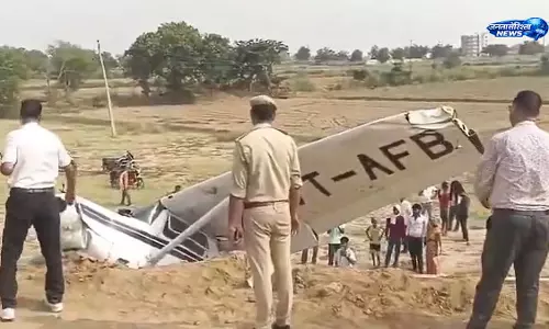 Kasganj : सिक्स-लेन हाईवे के पास ट्रेनी एयरक्राफ्ट क्रैश, महिला पायलट घायल