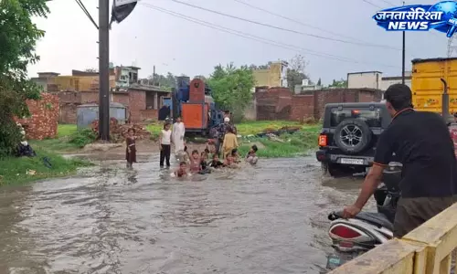 Delhi-देहरादून हाईवे की सर्विस रोड 20 मिनट की बारिश में बनी तालाब
