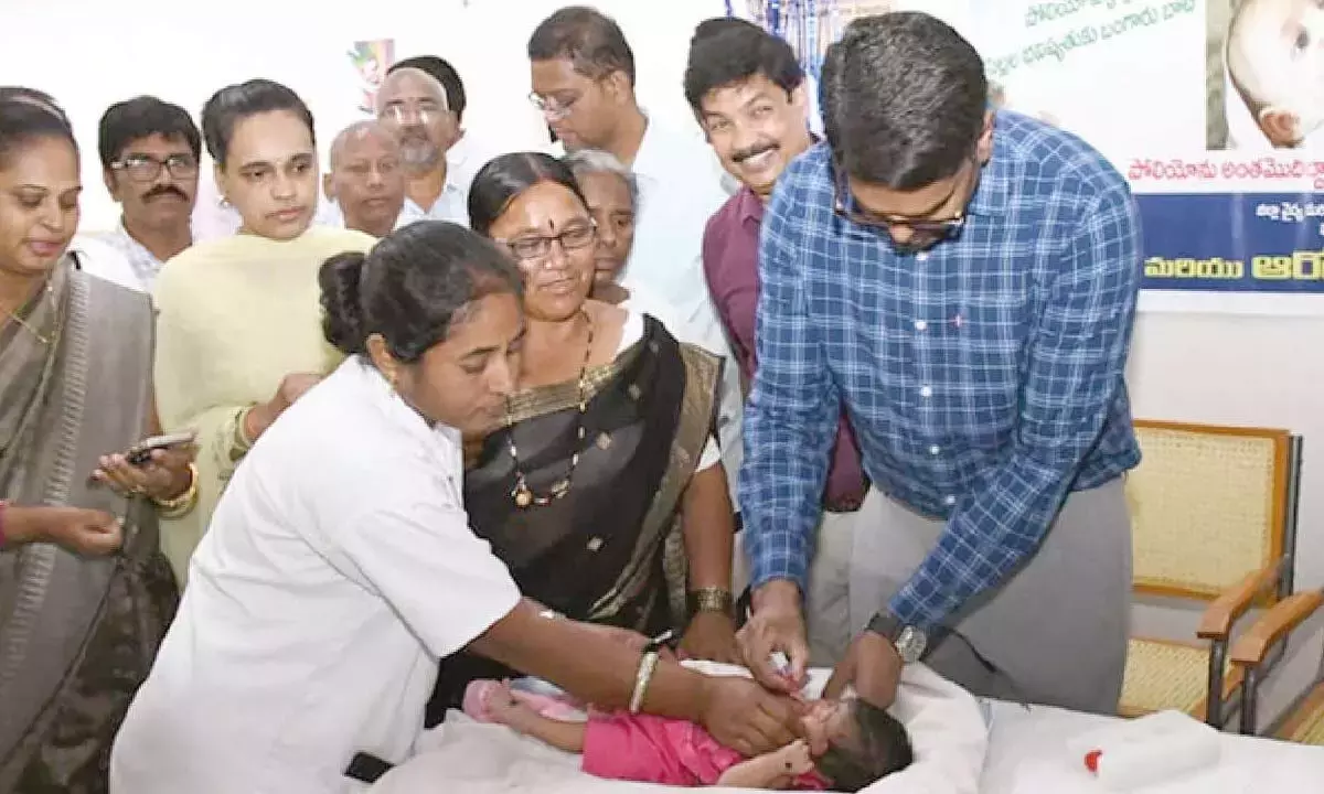 Telangana: बच्चों को पोलियो की दवा पिलाते कलेक्टर